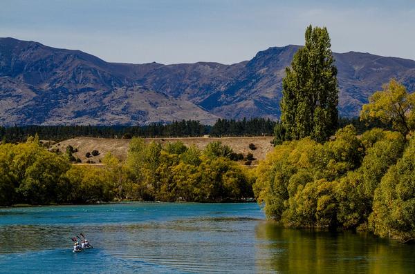 Clutha river kayak put in at Albert Town.